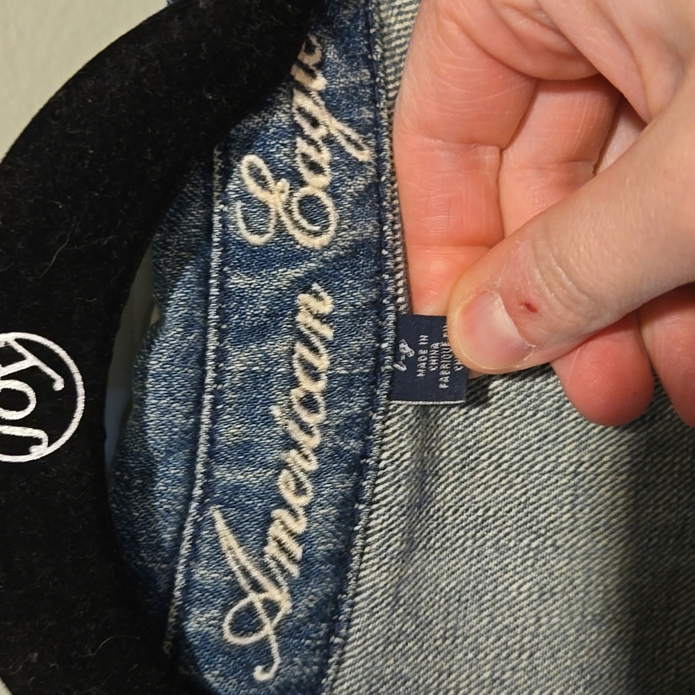 American Eagle Cropped Jean Jacket, Light Wash Distressed, Large - Picture 5 of 13